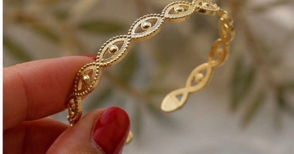 Eye bangle