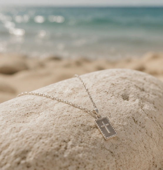 Cross pendant necklace