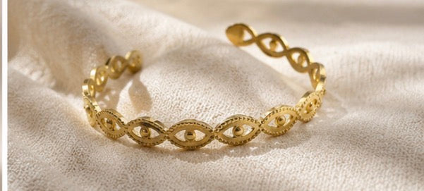 Eye bangle