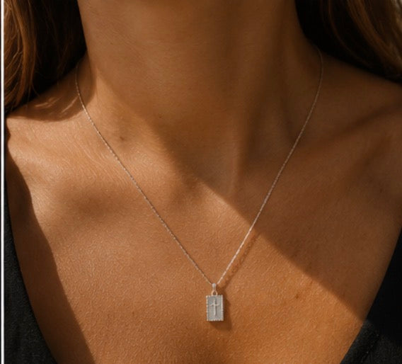 Cross pendant necklace