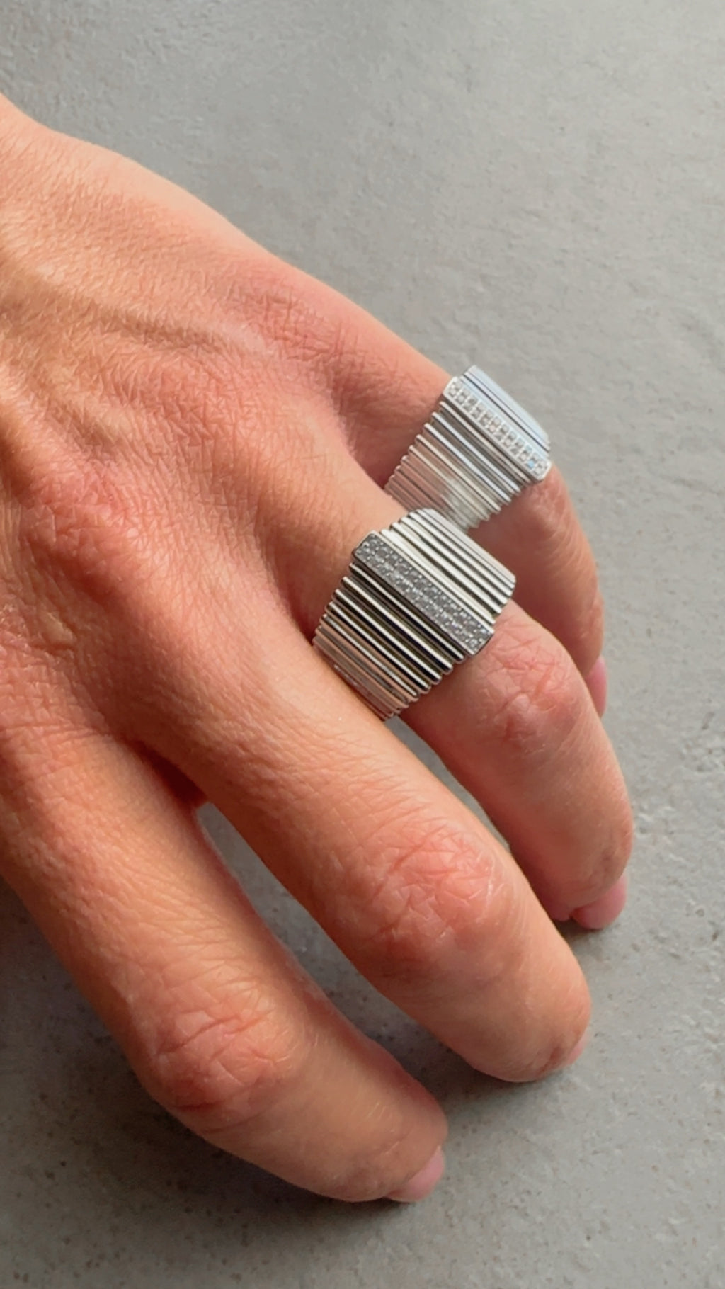 Ribbed sleek ring