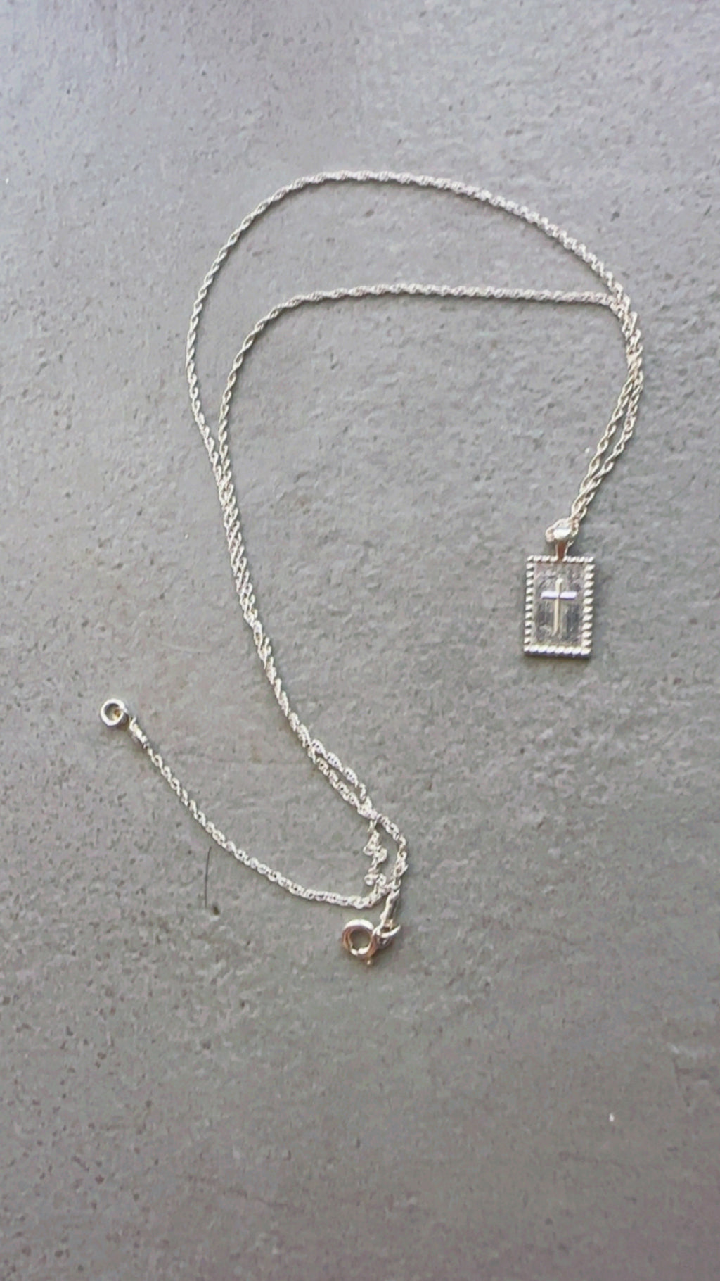 Cross pendant necklace
