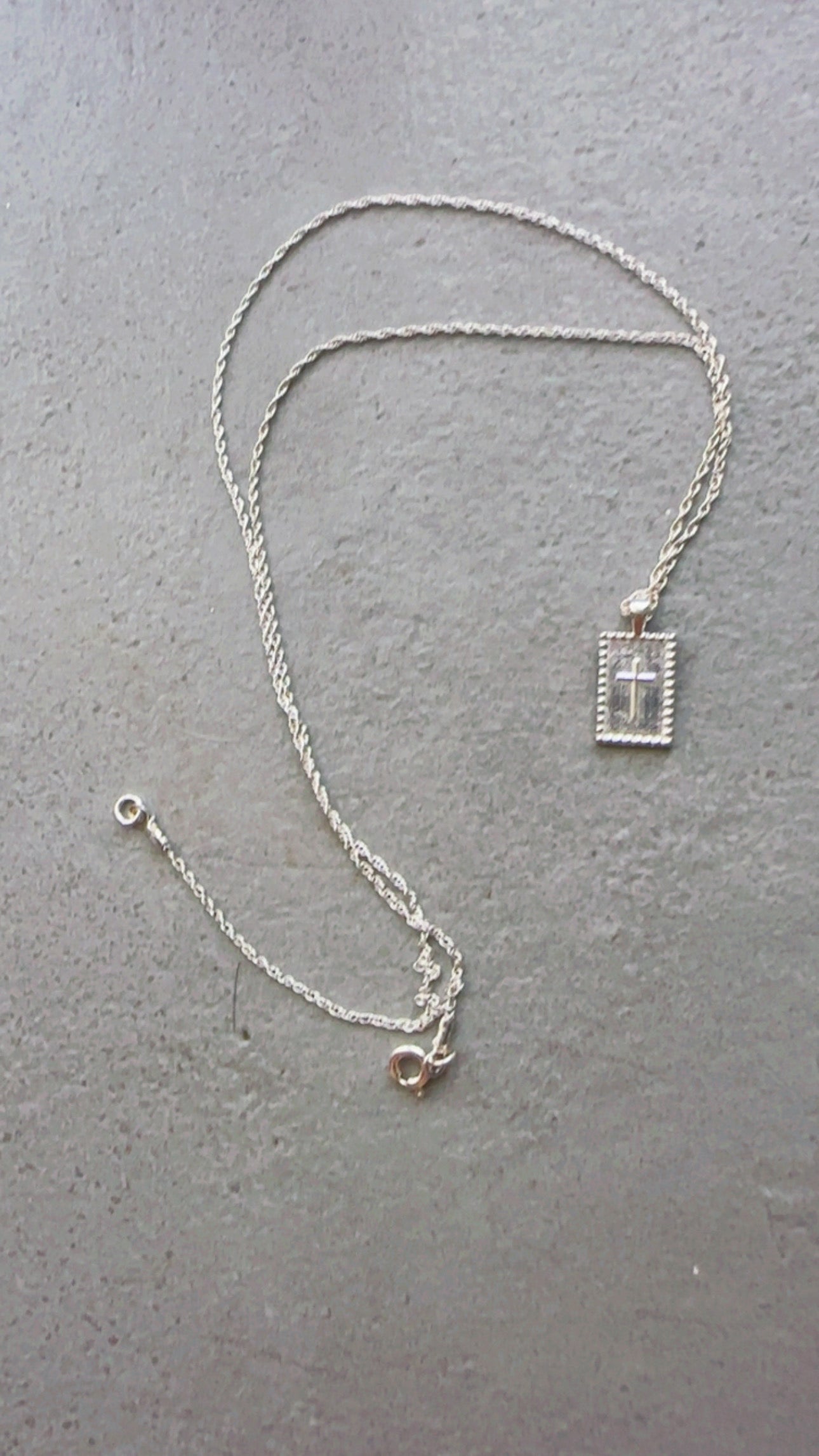 Cross pendant necklace