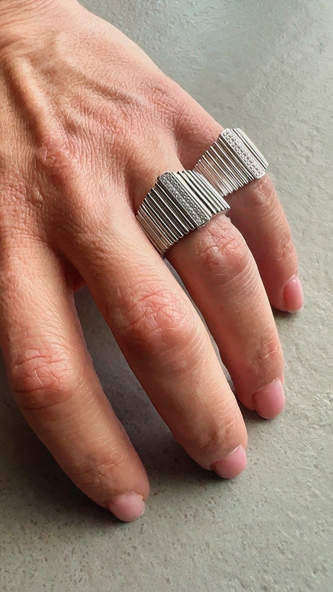 Ribbed sleek ring