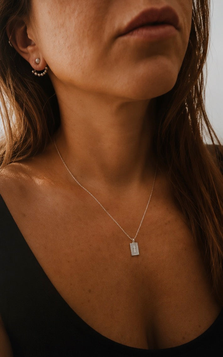 Cross pendant necklace