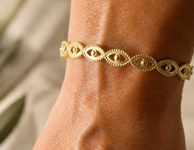 Eye bangle