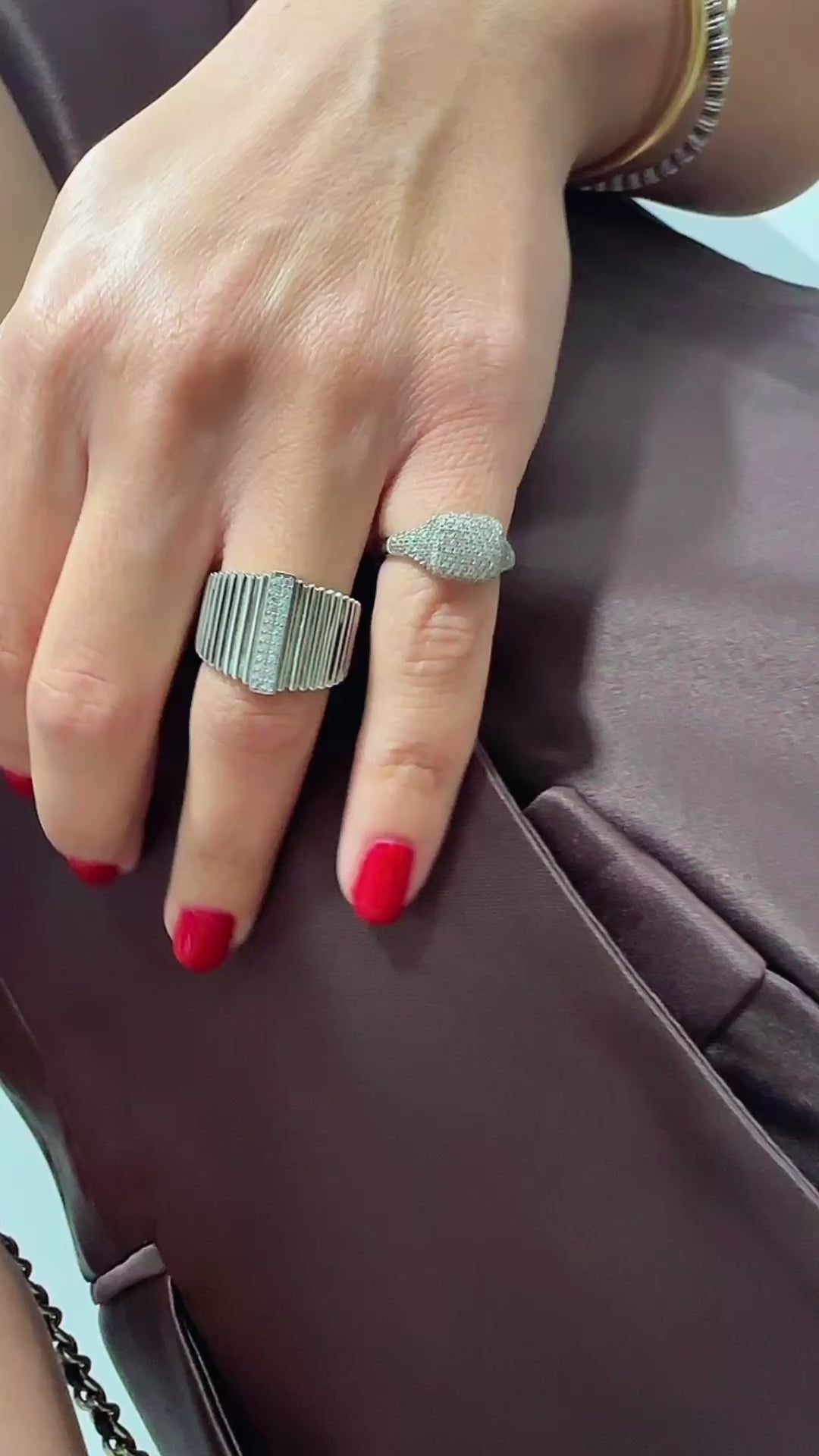 Ribbed sleek ring